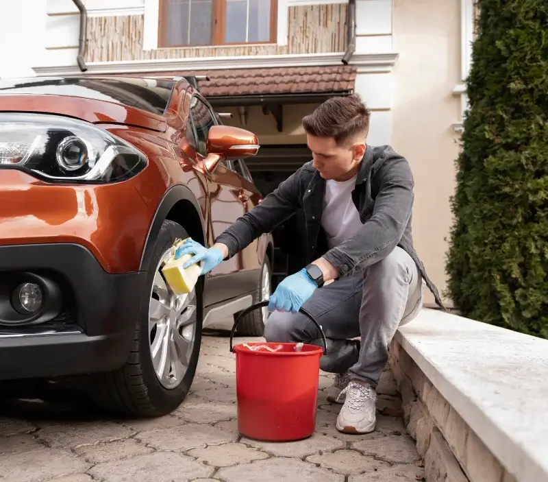Lavage auto à domicile La Cabanasse : professionnel intervenant sur un véhicule